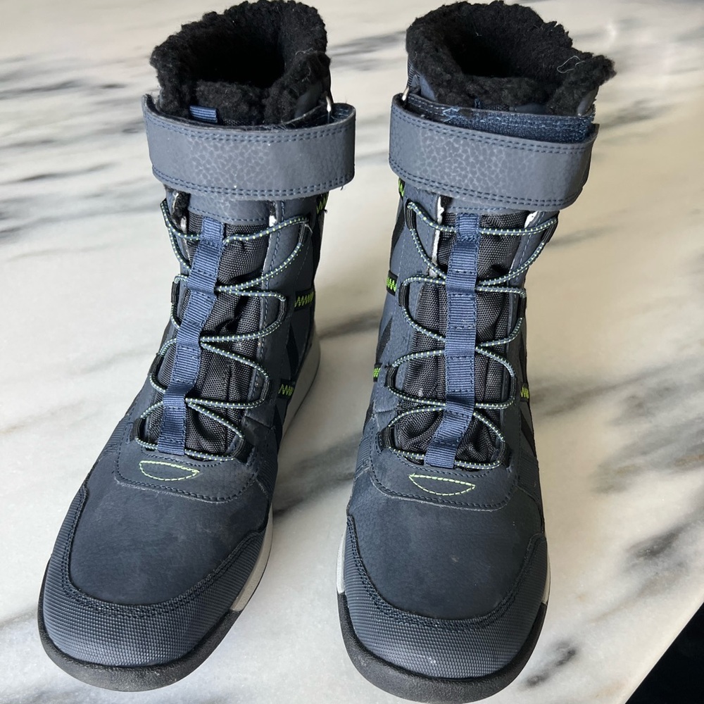 Boys merrell winter boots size 6M Waterproof